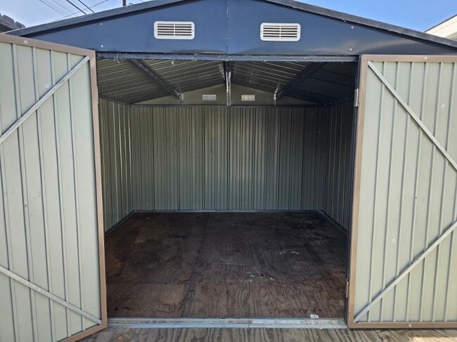 Building Photo - 290 E 57th St