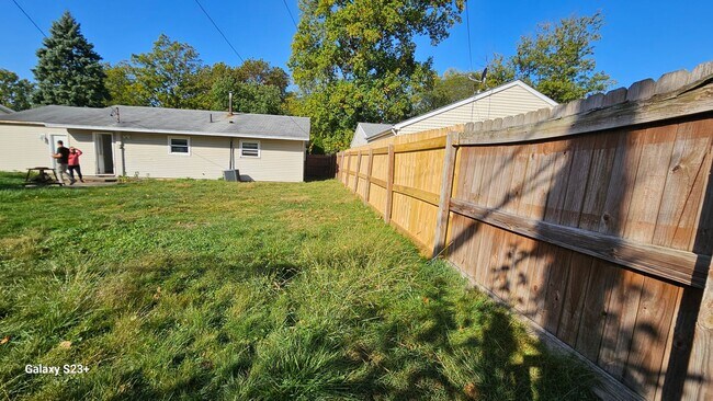 Building Photo - 3 bedroom with fenced yard