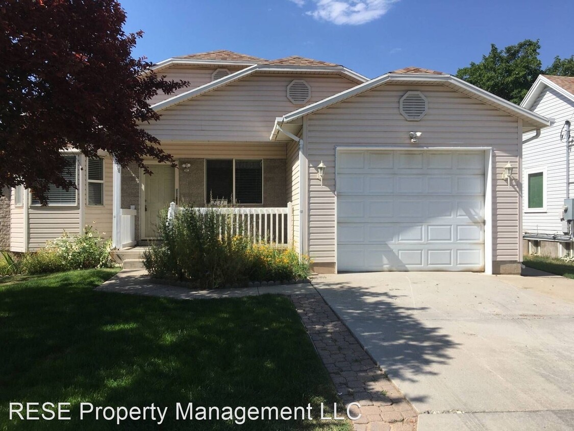 Primary Photo - 6 br, 4 bath House - 2131 E Lambourne Ave.