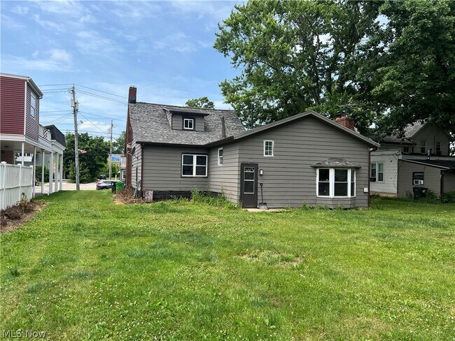 Building Photo - 214 Front St