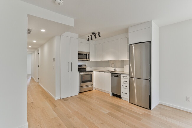 Building Photo - 74 Dovercourt Rd
