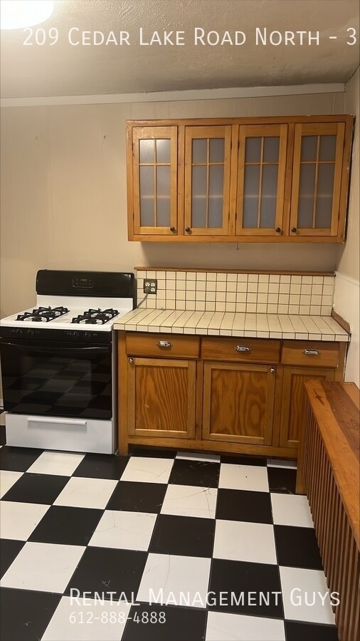 209 Cedar Lake Rd N Unit 3, Minneapolis, MN 55405 Room for Rent in