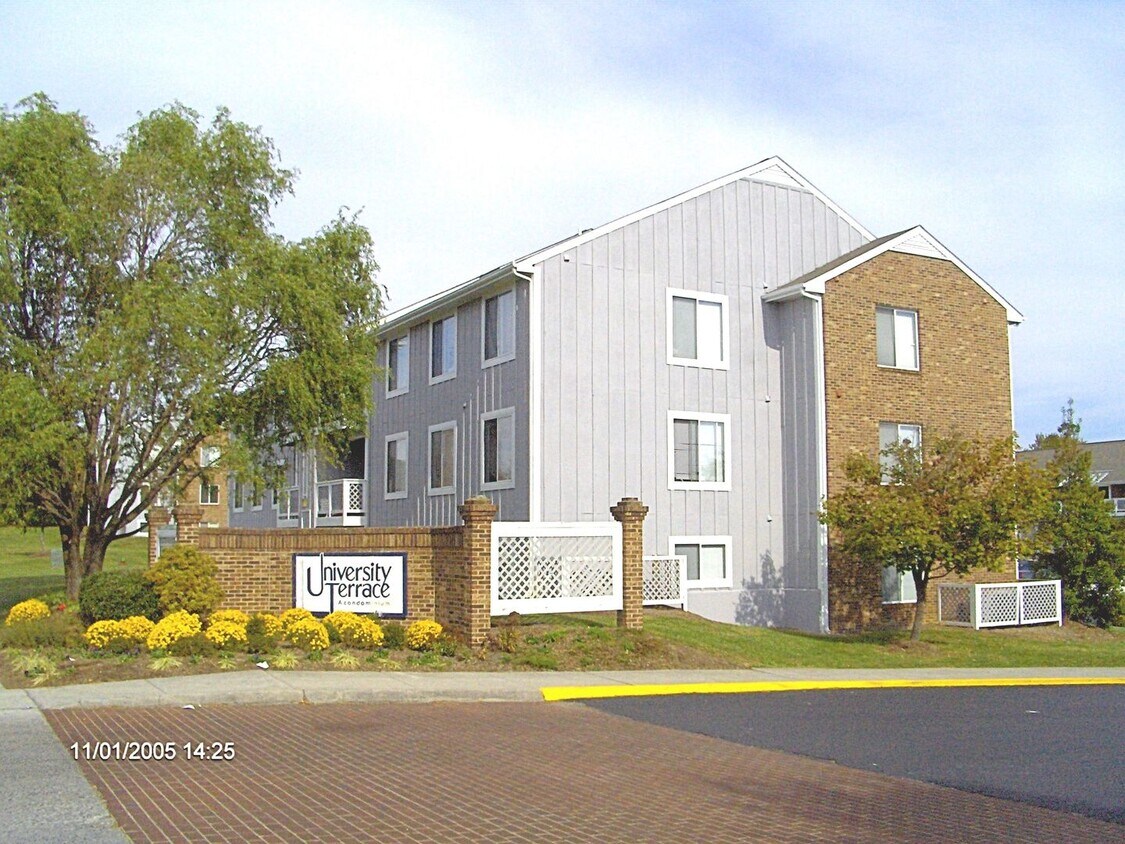Building Photo - 4 Bedroom 2 Bath Condo