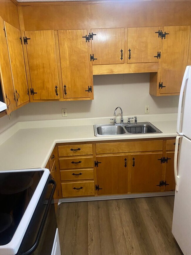 Foto del edificio - Radford, 2 BR / 1 BA Available Feb. 10th