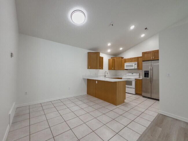 Building Photo - Spacious, NEWLY RENOVATED 3-Bedroom, 2-Bathroom Condo in Bountiful!
