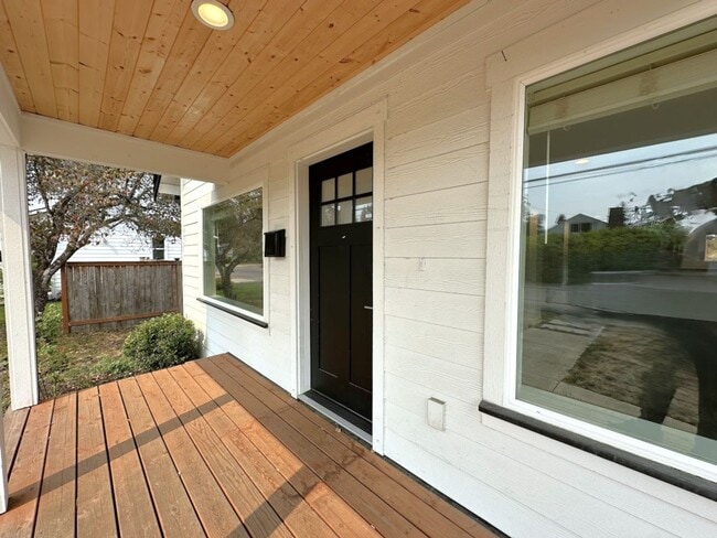 Foto del edificio - Gorgeous remodeled 4 bed 2.5 bathroom home!