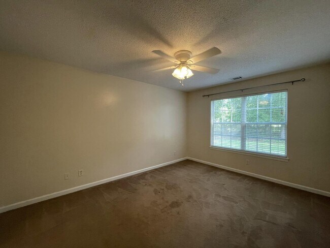 Foto del edificio - 233 Timber Wind Dr
