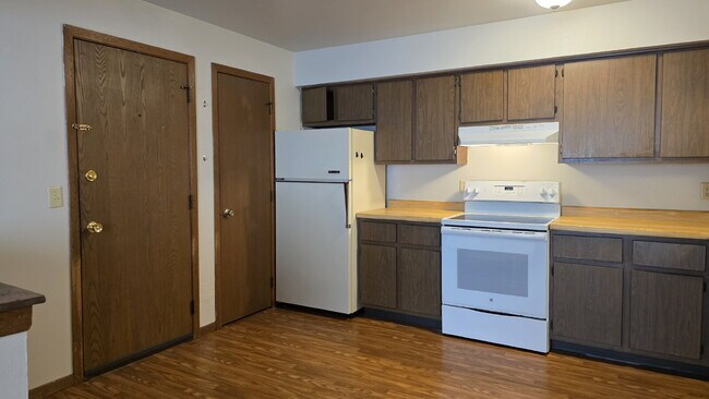 Foto del edificio - 2-Bedroom  Upper in a 8plex building