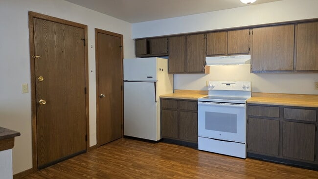 Building Photo - 2-Bedroom  Upper in a 8plex building