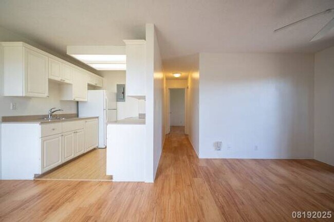 Foto del edificio - Bright and Cozy 2BR/1BA/1PKG unit in Royal...