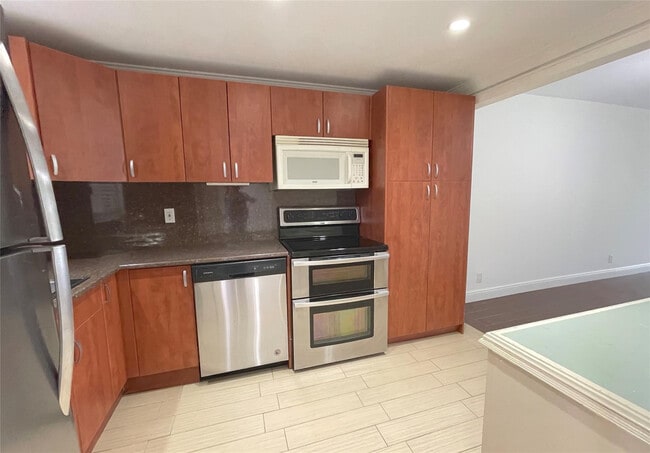 Foto del edificio - 9411 Evergreen Pl