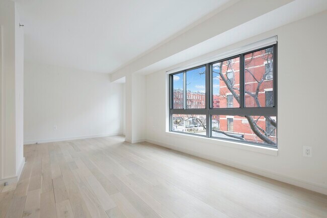 Building Photo - Spacious Alcove Studio