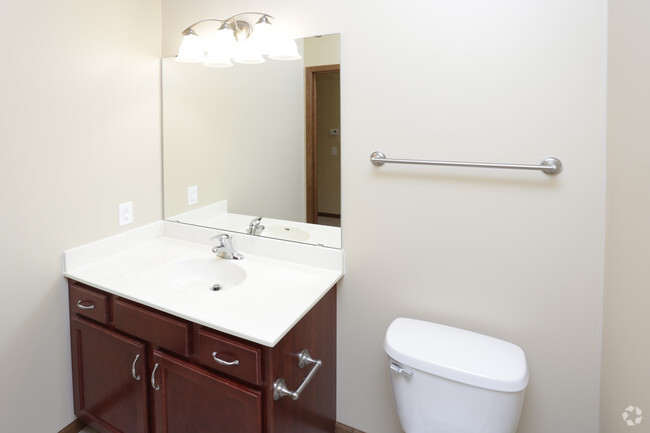 Bathroom - Oaks Glen Lake Apartments