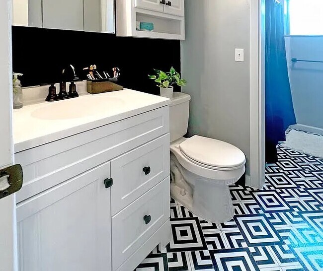 Guest Bath connecting to shower - 21733 Edgewater Dr