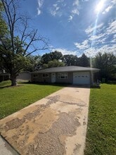 Building Photo - 5706 N Graceland Dr