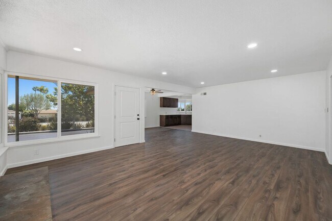 Foto del edificio - 5417 W Slauson Ave