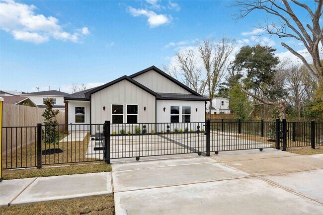 Building Photo - 8310 Mariah St