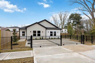 Building Photo - 8310 Mariah St