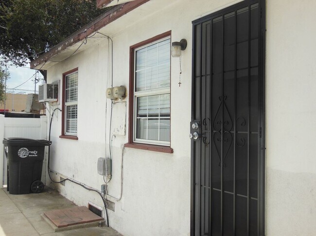 Foto del edificio - 135 S Verdugo Rd