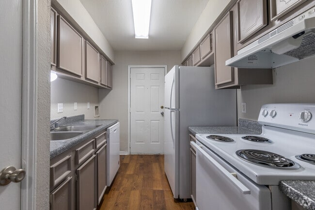 2 BR, 2 BA - Kitchen - Tiffany I