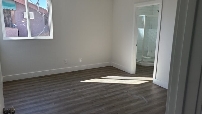 sample room - 1106 W 41st St