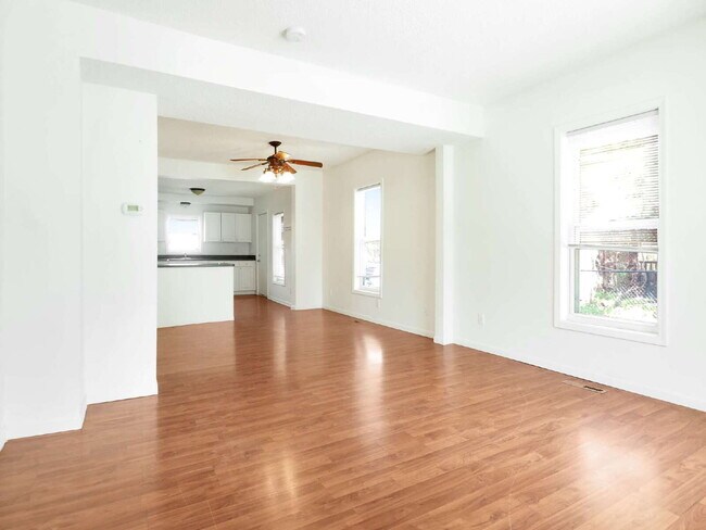 Foto del edificio - 3 Bedroom Side by Side duplex Available Now