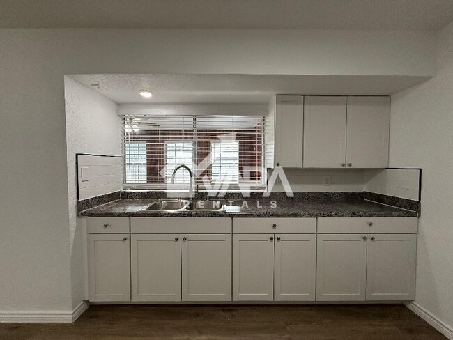 Building Photo - 11154 El Sendero St