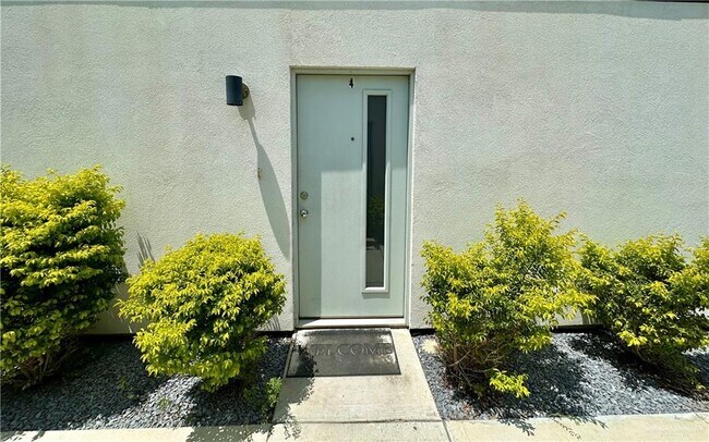 Building Photo - 1308 E Iris Ave