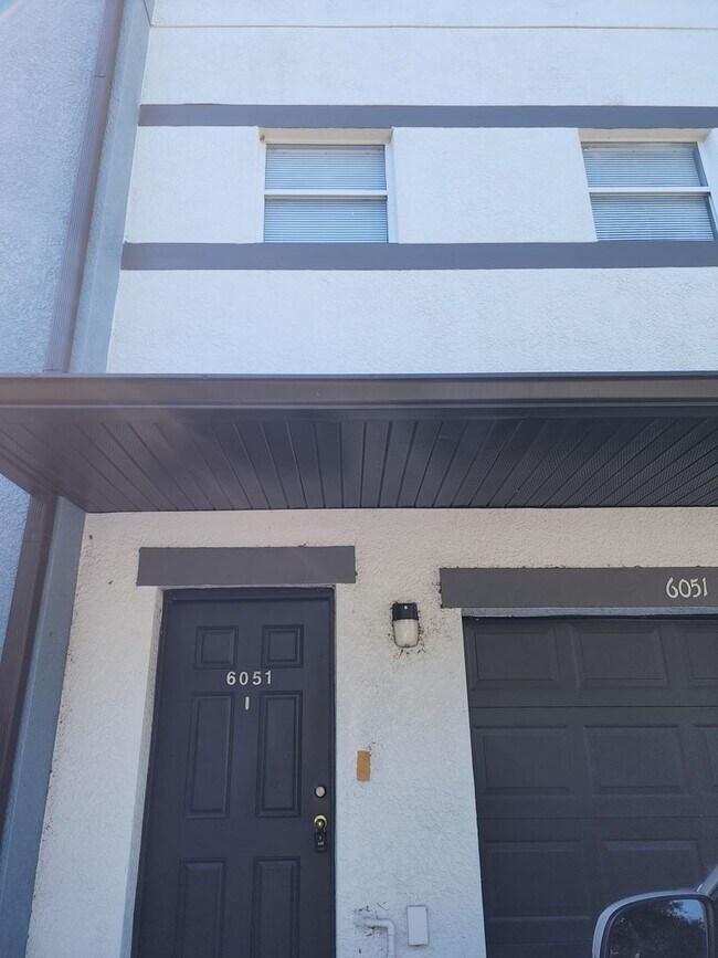 Foto del edificio - $300 credit !!! 3 BEDROOM 3.5 BATH STUCCO ...