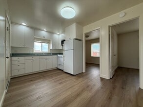 Building Photo - 622 Tamarack Ln