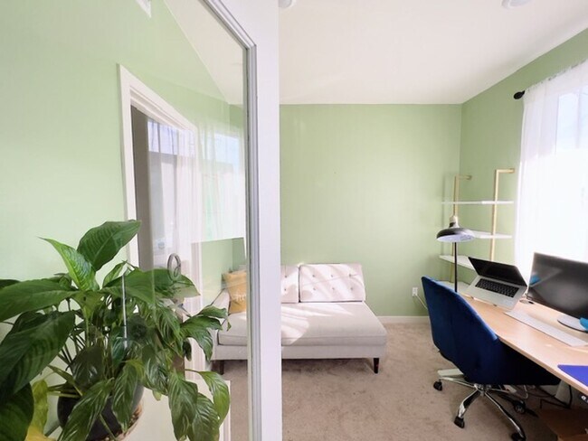 Building Photo - 3 bed/3.5 bath Townhome! All renovated wit...