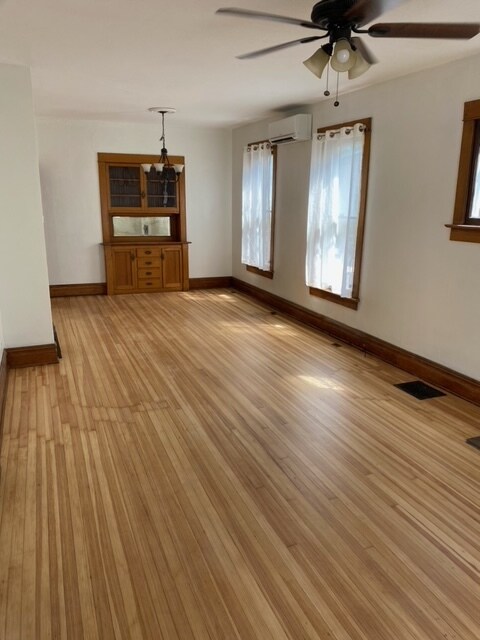 Habitación principal con pisos renovados y pintura nueva. - 2918 N Gaylord St