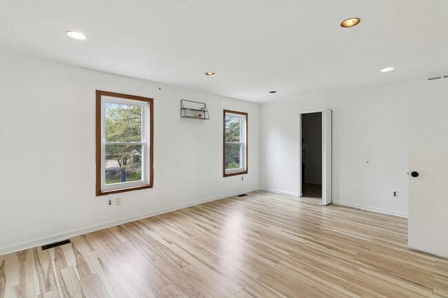 Building Photo - 5242 Cedarhurst Dr