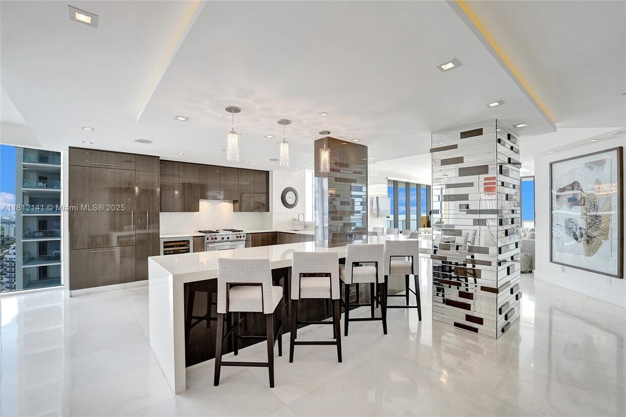 Foto principal - 17875 Collins Ave