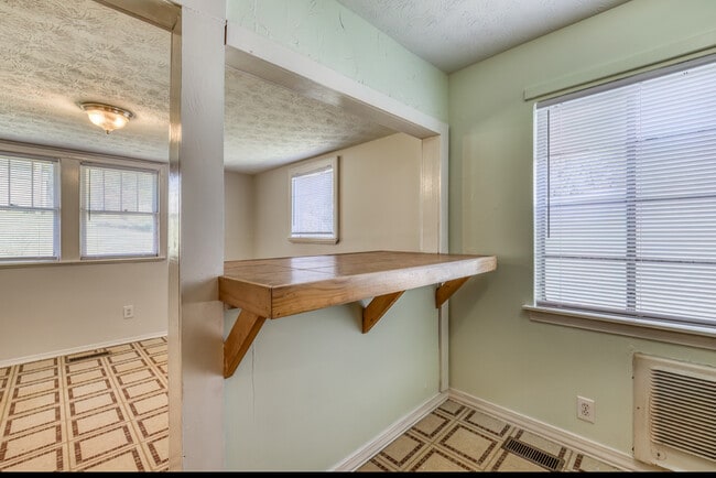 Building Photo - 1609 E Fairview Ave