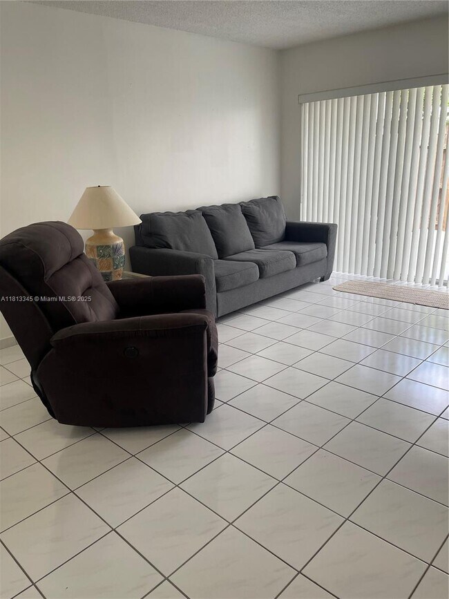 Foto del edificio - 1131 NW 124th Ct