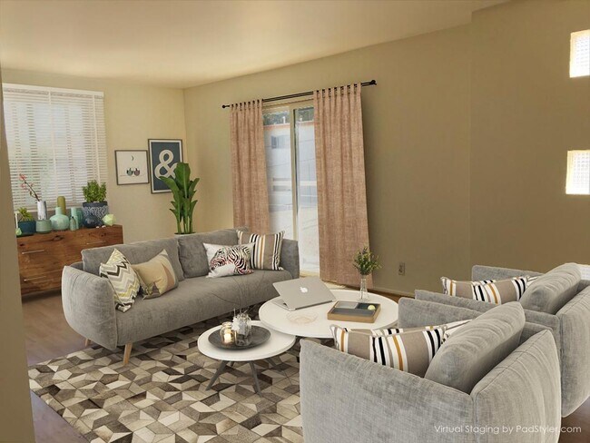 Sala de estar con balcón y decoración de muebles virtuales - 712 Pacific St