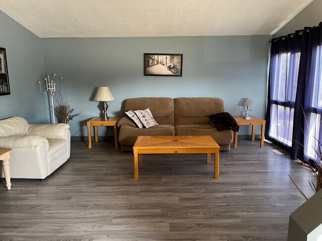 Photo du bâtiment - 3 Bed 1 Bath Unit in Ponoka, AB