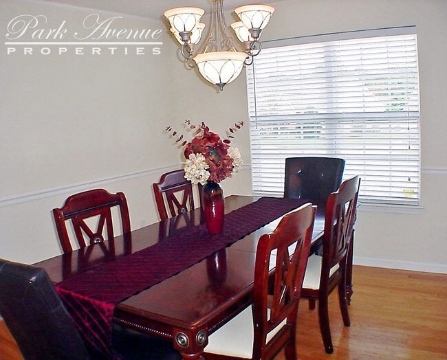 Foto del edificio - 1330 Camden Place Ct