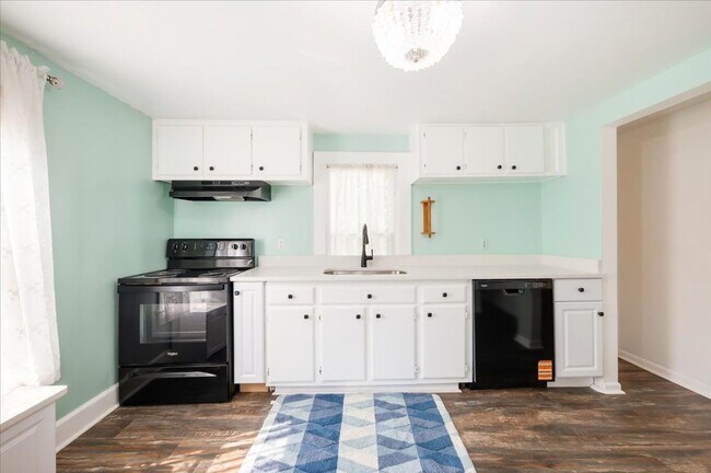 Building Photo - 2-Bedroom Cottage in Central Savannah – Cl...