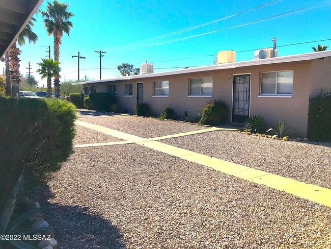 Photo - 1007 E Silver St Apartments