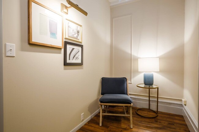 Foto del edificio - Full room in 5-bed/1.0-bath Home