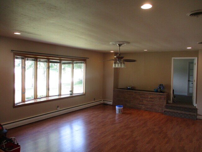 Foto del edificio - 557 N Division St