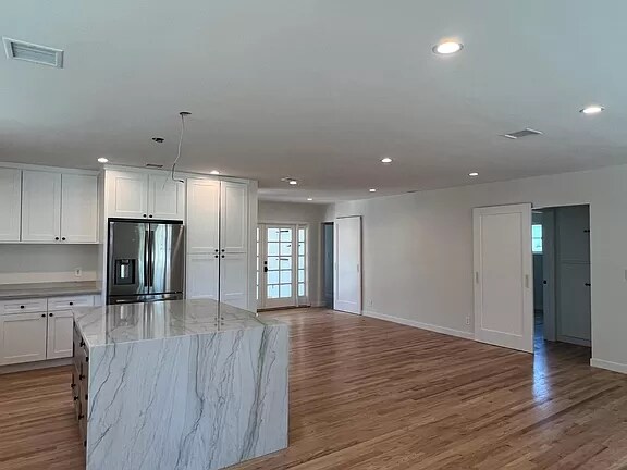 Foto principal - 6503 Hesperia Ave