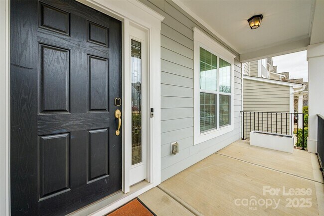 Foto del edificio - 327 Hawks Creek Pkwy