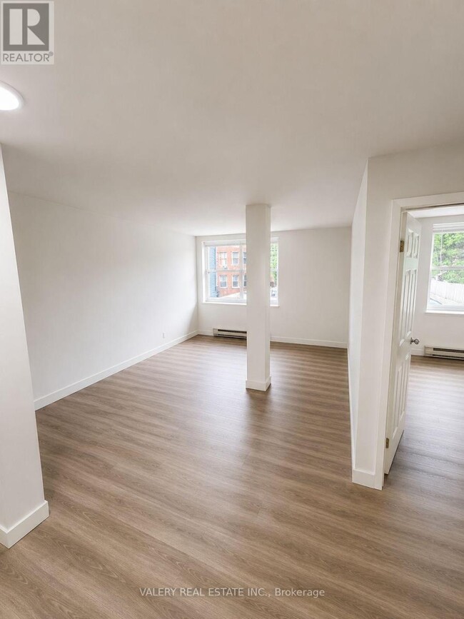 Building Photo - 1123 Queenston Rd