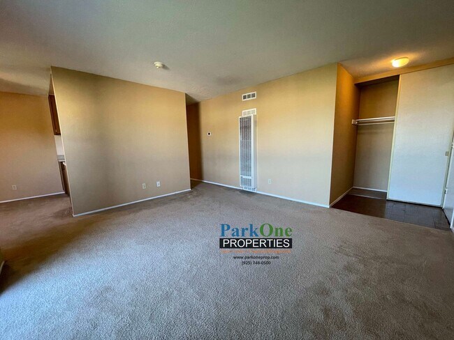 Building Photo - 2nd Floor Corner Unit Condo Near BART, Fre...