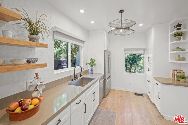 Foto del edificio - 1275 S Sycamore Ave