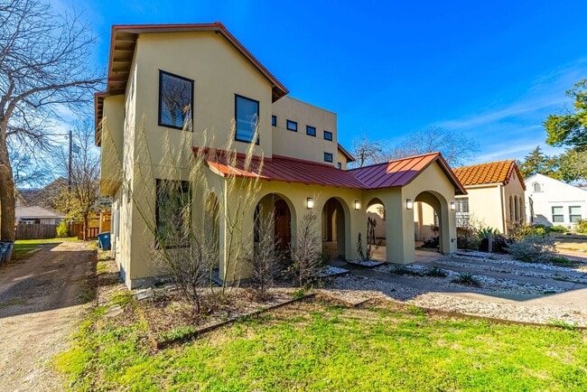 Building Photo - Stunning 3 bed - 3 bath home in Enfield Di...