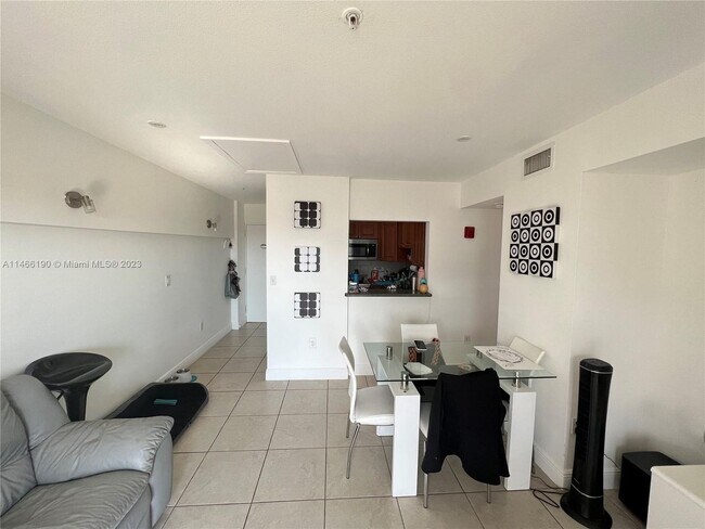 Foto del edificio - cozy two-bedroom, one-bath condo in Little...